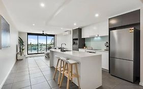 Modern Coastal Apartment - Walk To Beach And Shops